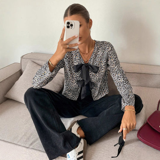 Damen Kurzbluse mit Leo-Print, V‑Ausschnitt und dekorativen Zierschleifen Shop Nory