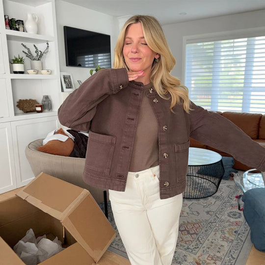 Damen Boxy-Jeansjacke mit Stehkragen, aufgesetzten Taschen und krempelbaren Manschetten Shop Nory