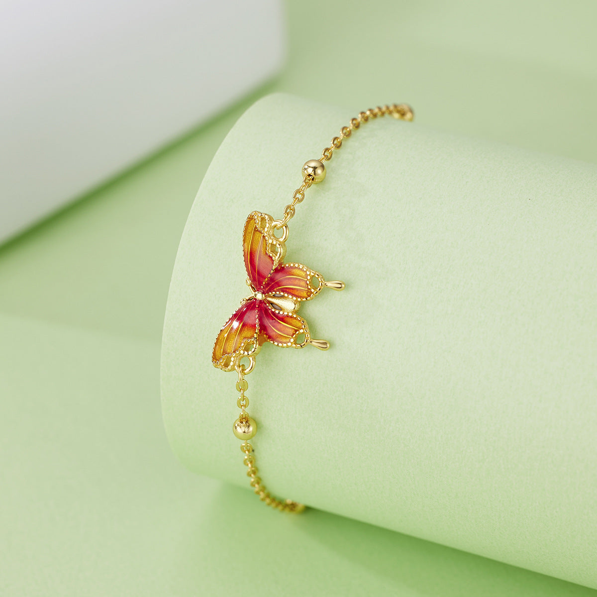 Damen Armband mit filigranem Schmetterlingsdesign und funkelnden Akzenten Shop Nory
