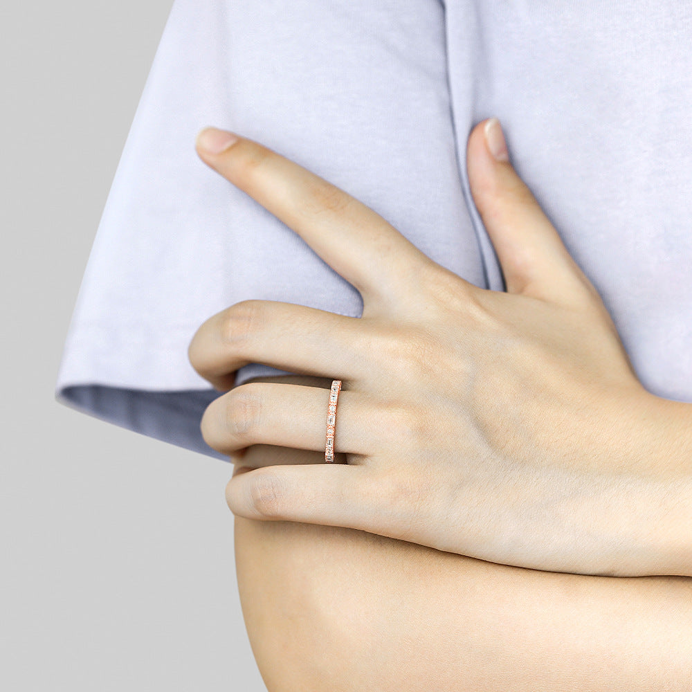 Damen Ring mit funkelnden Zirkonia-Steinen und feiner Detailverarbeitung Shop Nory