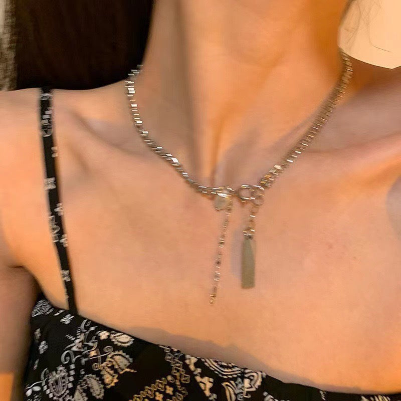 Damen Halskette mit filigranem Kettenmuster und eleganten Anhängern Shop Nory