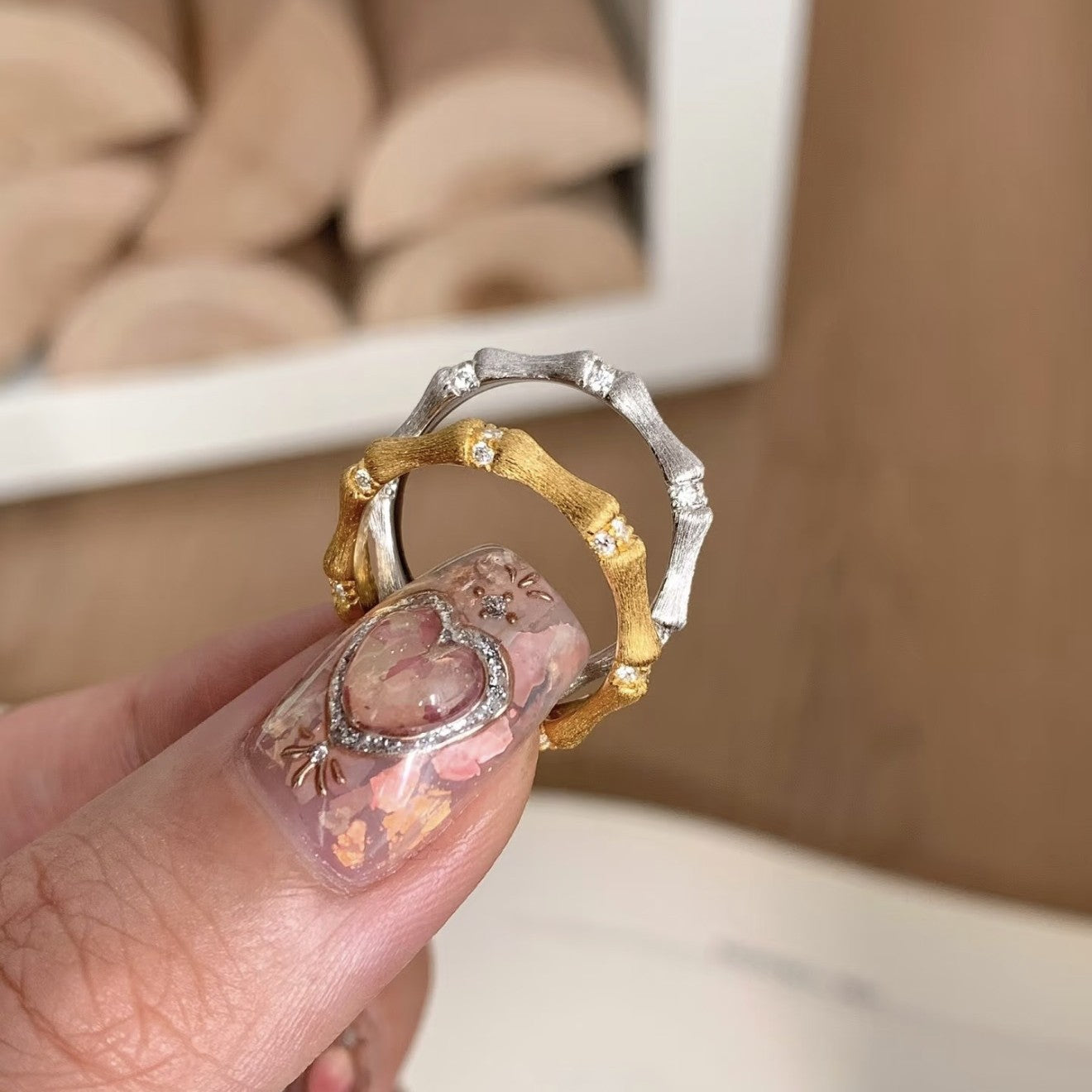 Damen Ring mit modernem Design und schimmernden Akzenten Shop Nory