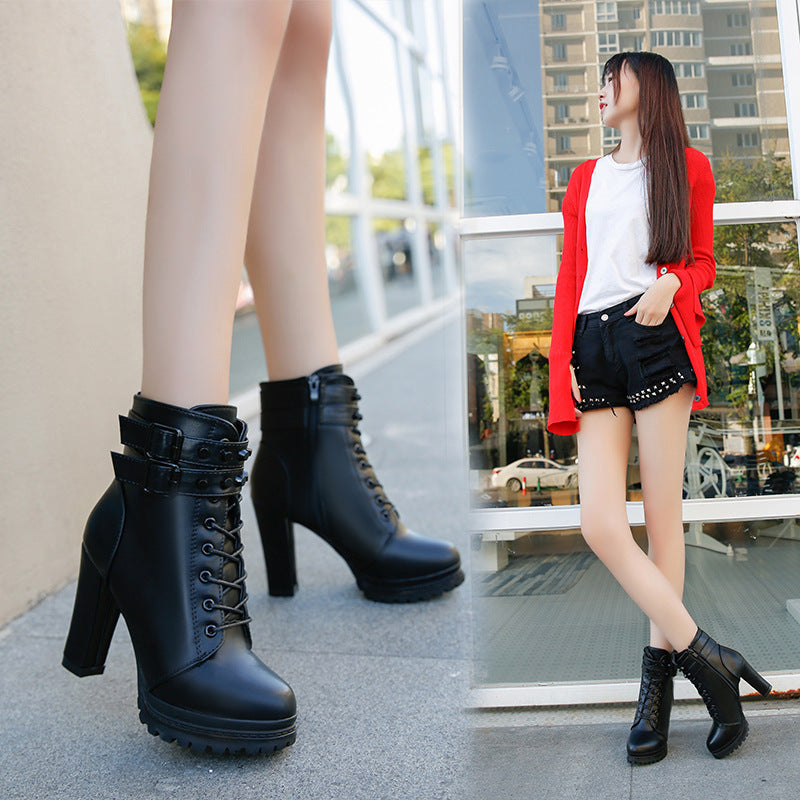 Damen Stiefeletten mit modischem Riemen und robustem Profilsohle