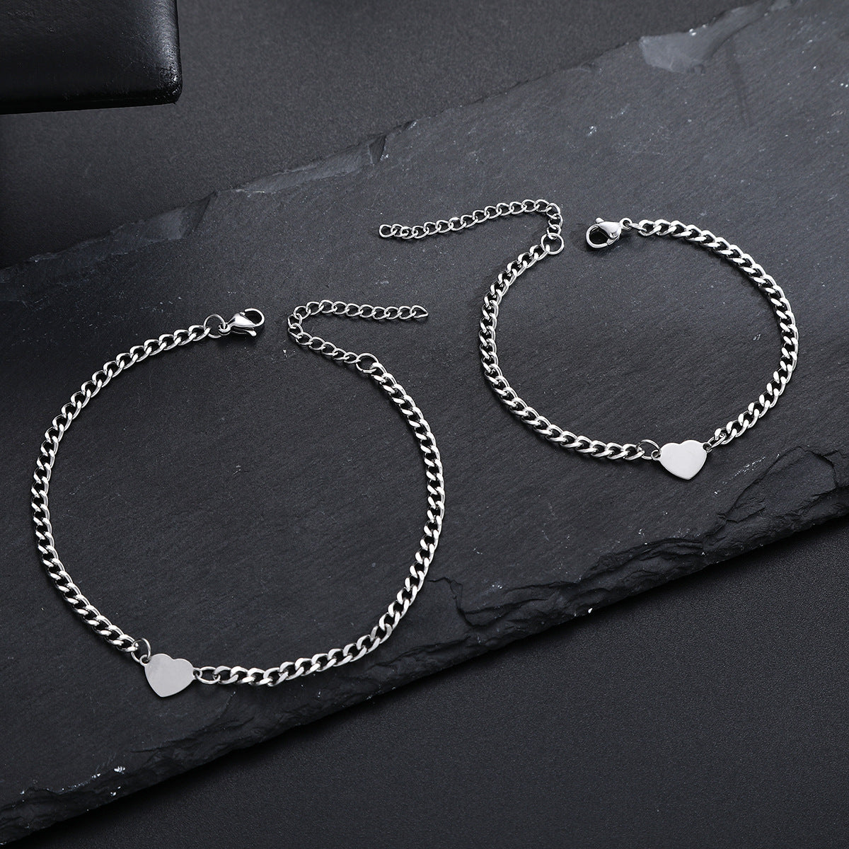 Damenarmband mit herzförmigen Anhängern und eleganter Gliederkette Shop Nory