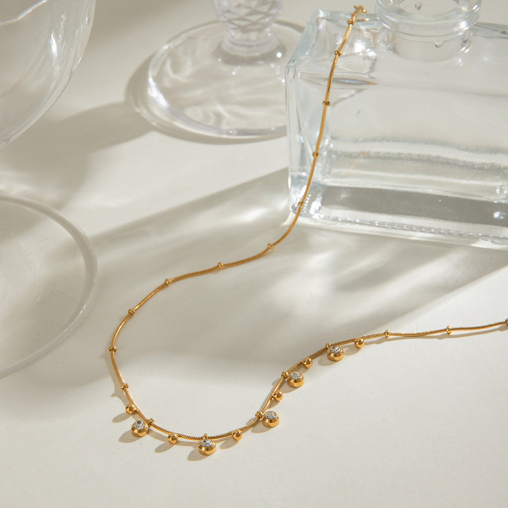 Damen elegante Halskette mit funkelnden Zirkonia aus hypoallergenem Edelstahl Shop Nory