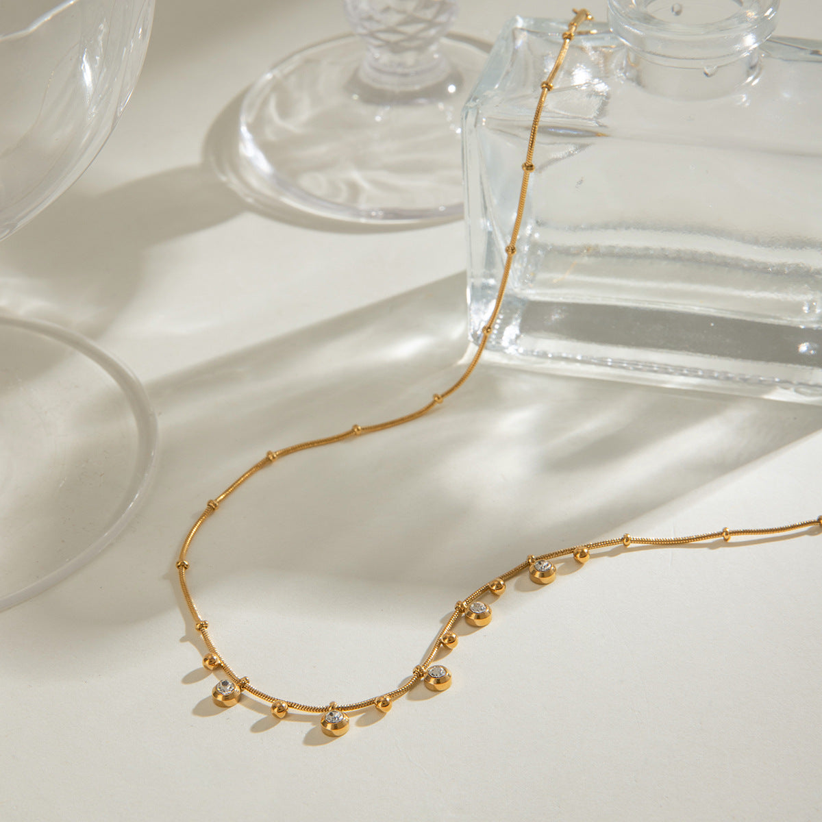 Damen elegante Halskette mit funkelnden Zirkonia aus hypoallergenem Edelstahl Shop Nory