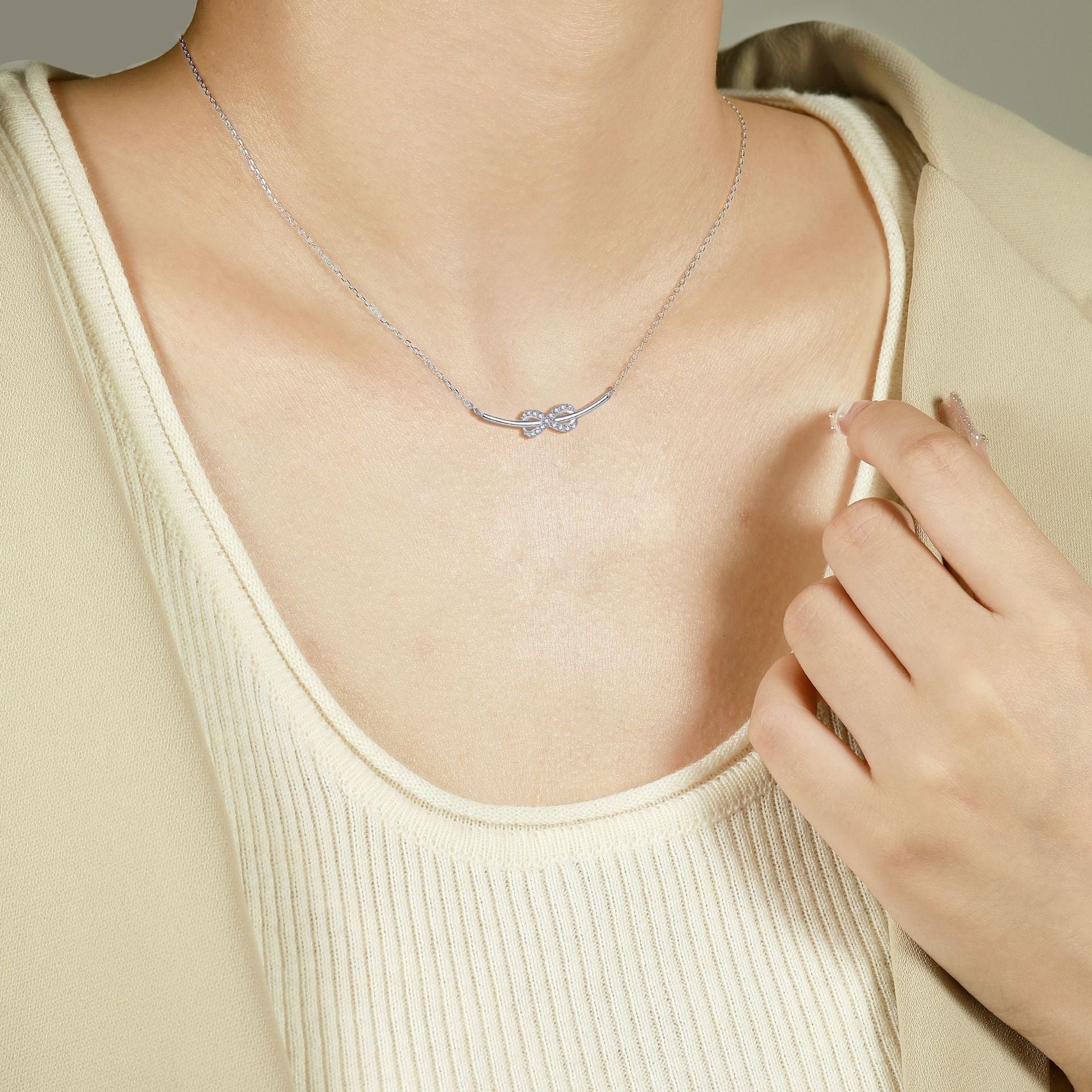 Damen Halskette mit unendlichem Symbol und funkelnden Zirkonia-Akzenten Shop Nory