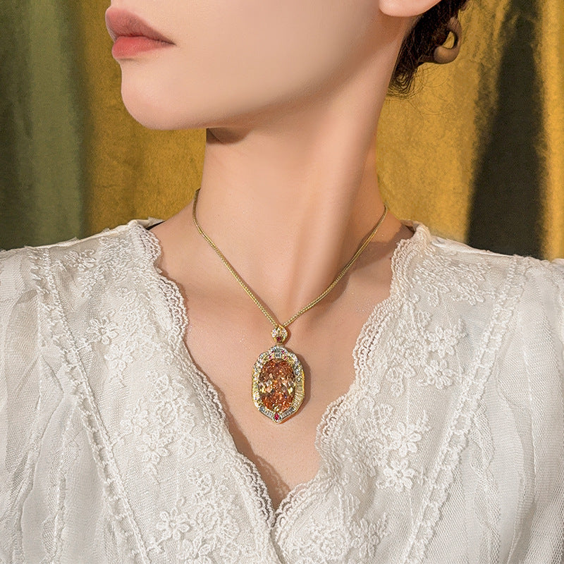 Luxuriöse ovale Amethyst-Anhänger mit Rubinelementen und Diamant-Halo-Goldkette