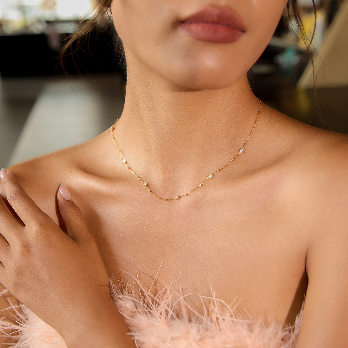 Damen Halskette mit funkelnden Zirkonia-Elementen und verstellbarem Edelstahlverschluss Shop Nory