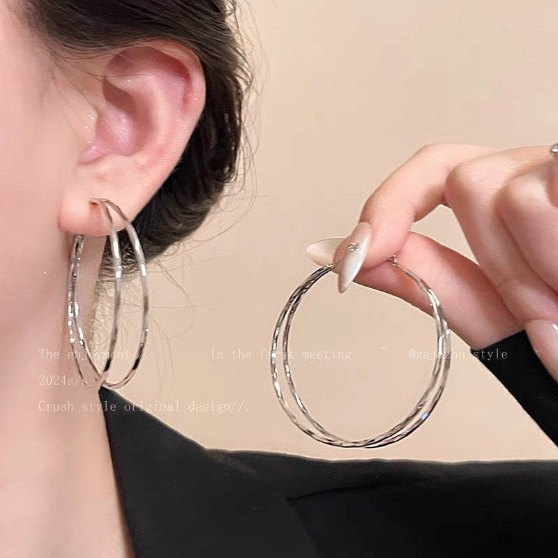 Damen Hoops mit elegantem, gewundenem Design Shop Nory