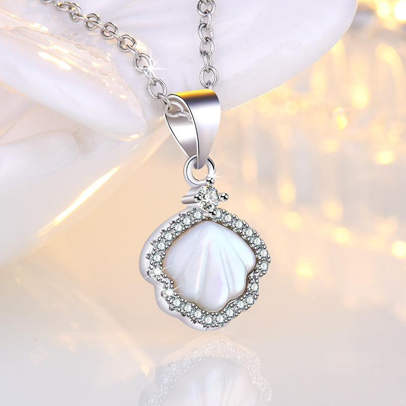 Damen Halskette mit muschelförmigem Anhänger und funkelndem Zirkonia-Besatz Shop Nory