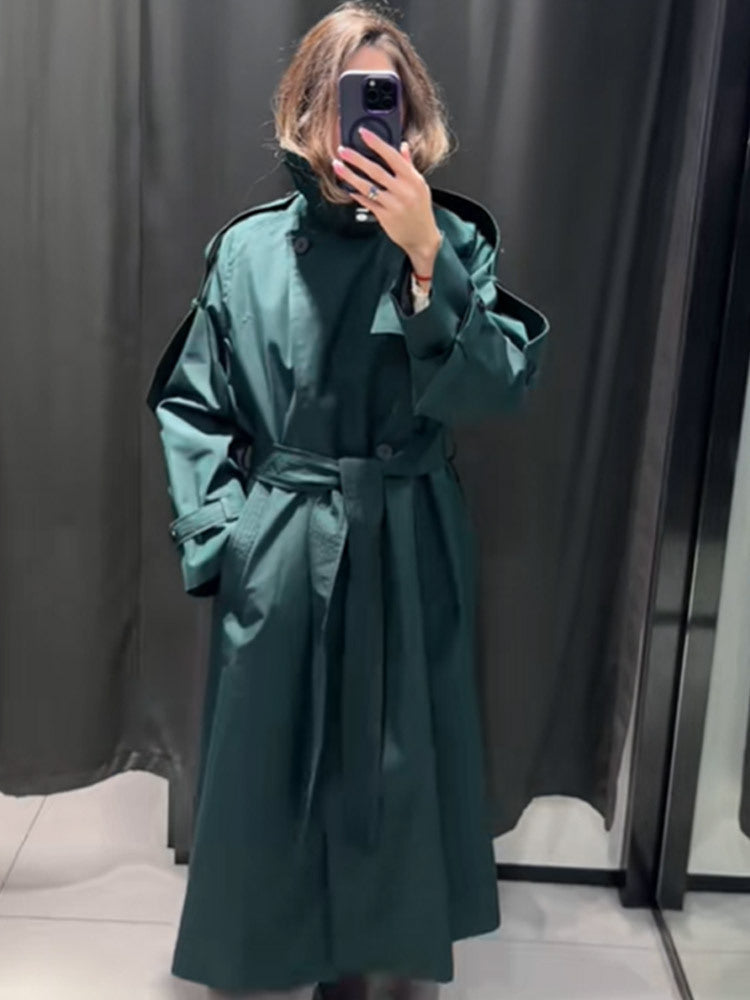 Damen Trenchcoat mit modernen Details und breitem Revers
