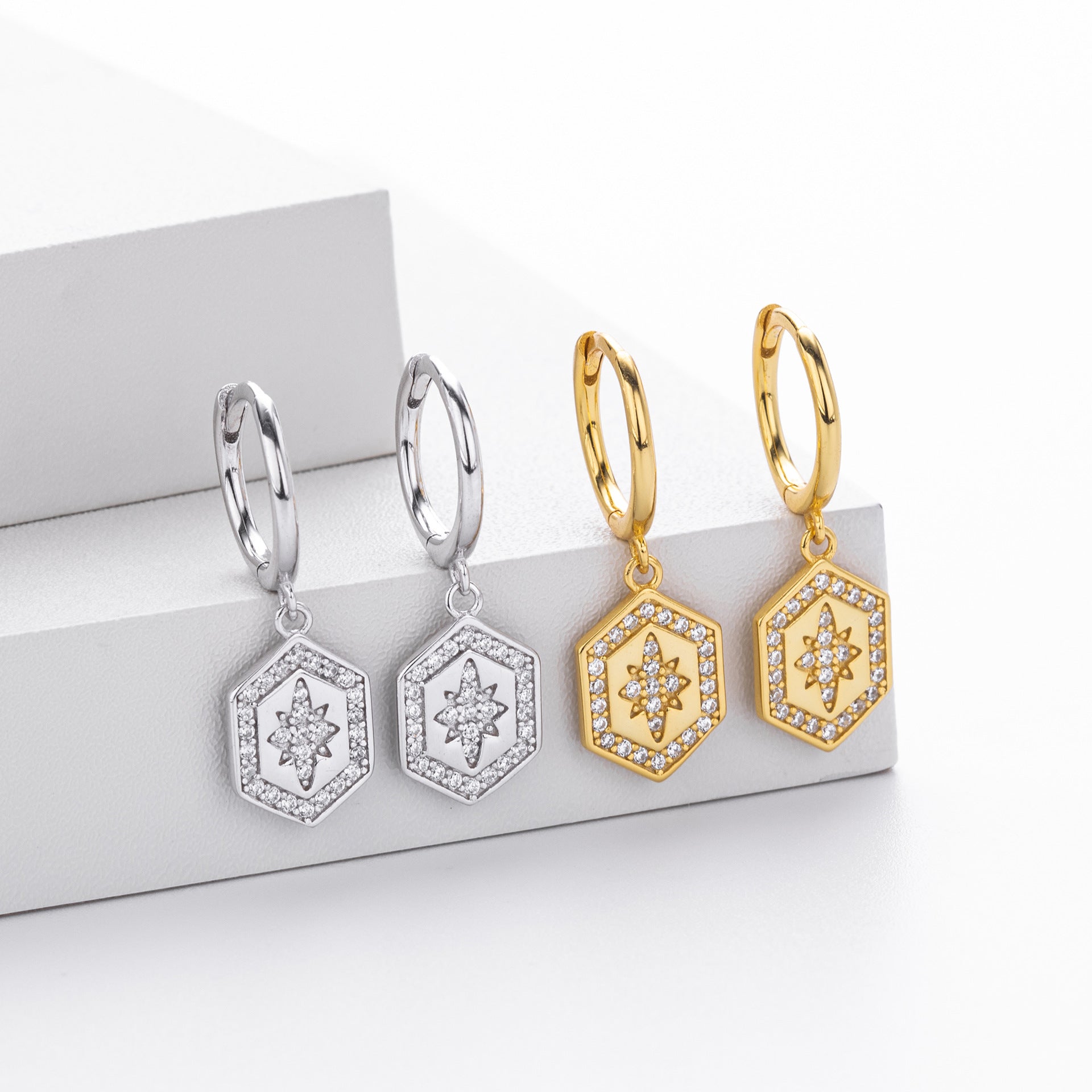 Damen Ohrhänger mit hexagonalem Design und funkelnden Zirkonia Shop Nory