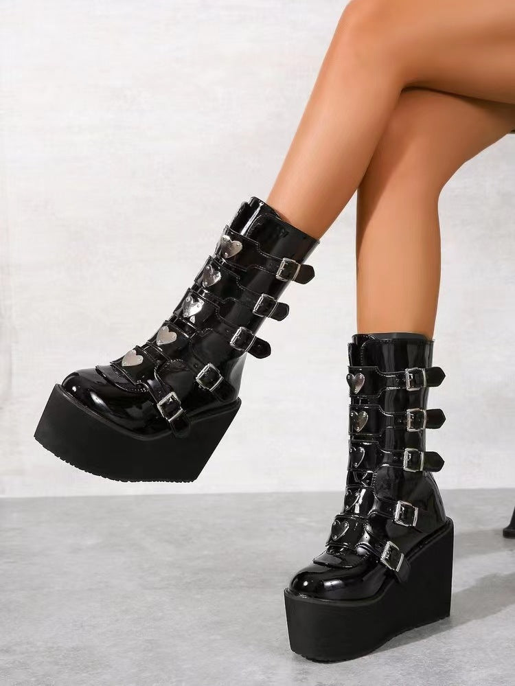 Damen nan hochschaftige Lack-Plateau-Stiefel mit mehrfach verstellbaren Schnallen und herzförmigen Nieten Shop Nory