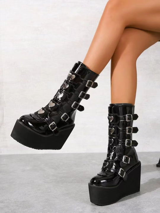 Damen nan hochschaftige Lack-Plateau-Stiefel mit mehrfach verstellbaren Schnallen und herzförmigen Nieten Shop Nory