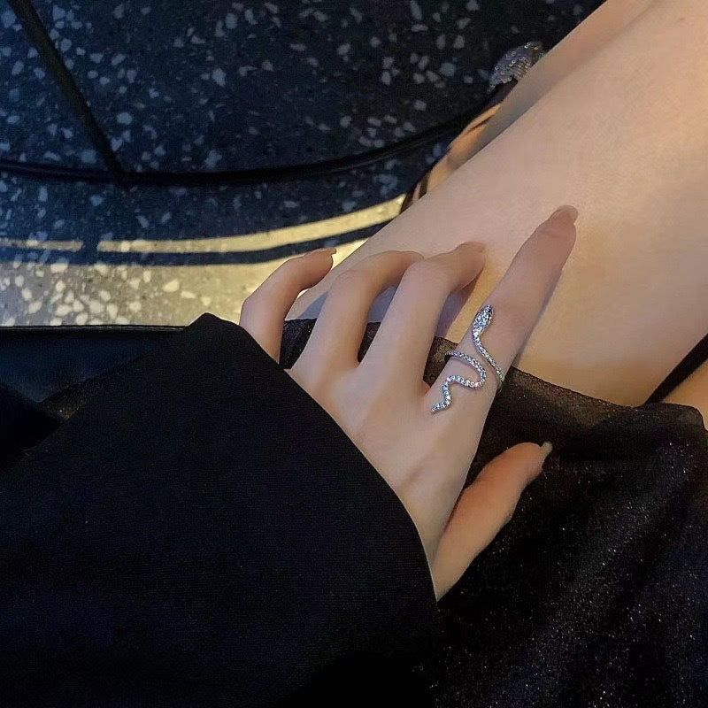 Damen Ring im eleganten Schlangen-Design mit funkelnden Zirkonia Shop Nory