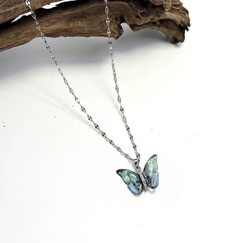 Damen Halskette mit schimmerndem Schmetterlingsanhänger und verspieltem Design Shop Nory