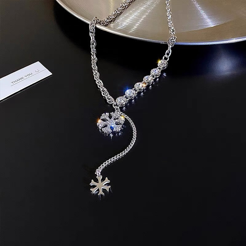 Damen Halskette mit funkelndem Schneeflockenanhänger und eleganten Kristallakzenten Shop Nory