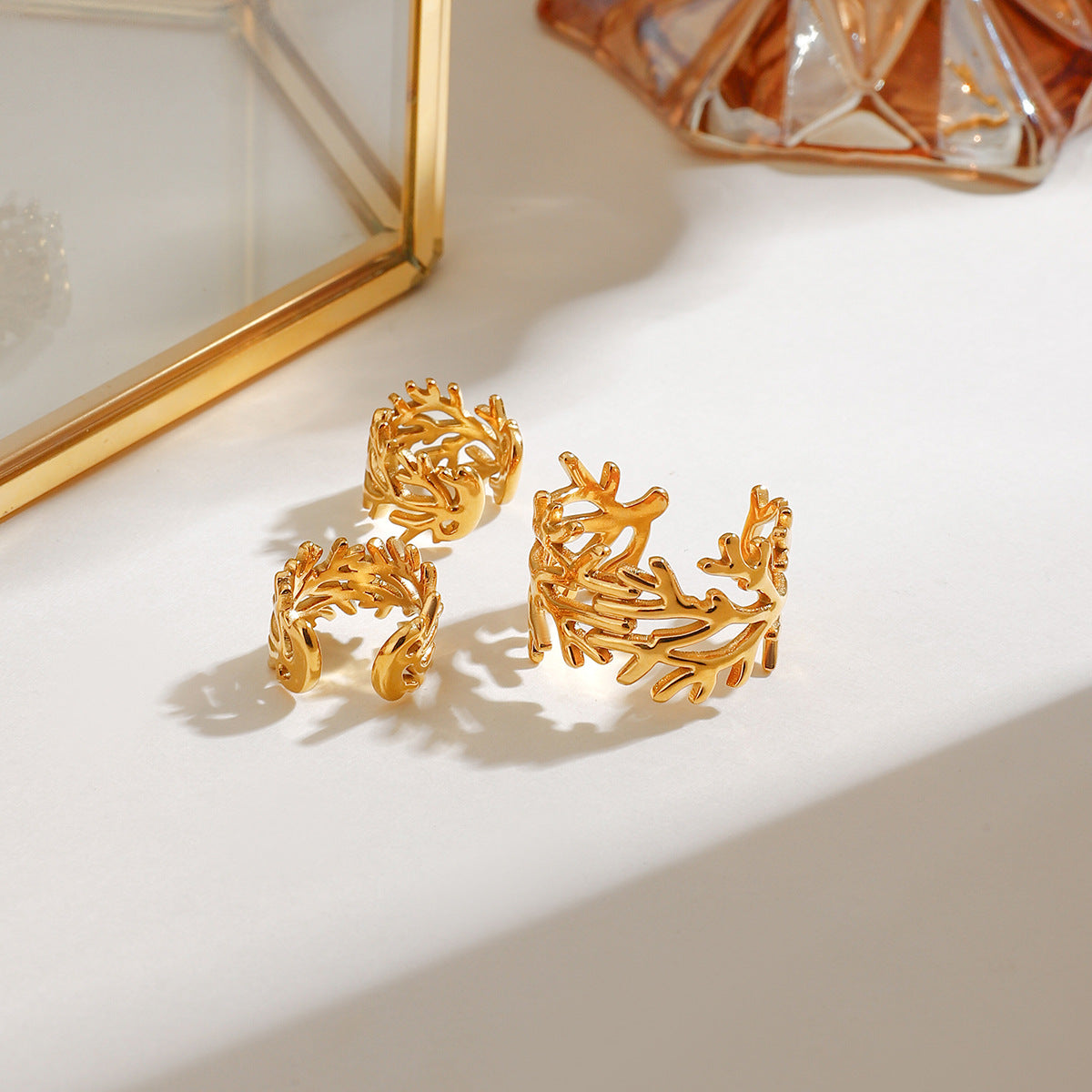 Damen Offenes Armreif mit elegantem Korallenmotiv aus hochwertigem Edelstahl Shop Nory