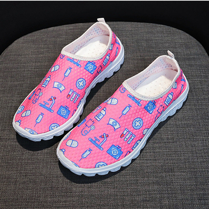 Damen Verspielte Slip-On Sneakers mit medizinischem Cartoon-Print, atmungsaktivem Mesh und gepolsterter Memory-Sohle Shop Nory