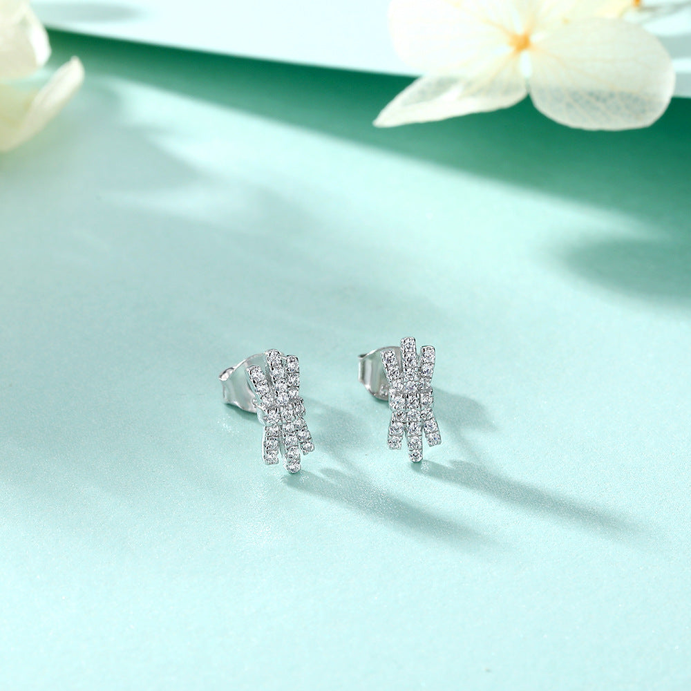 Damen Ohrstecker mit filigranem Design und funkelnden Zirkonia Shop Nory