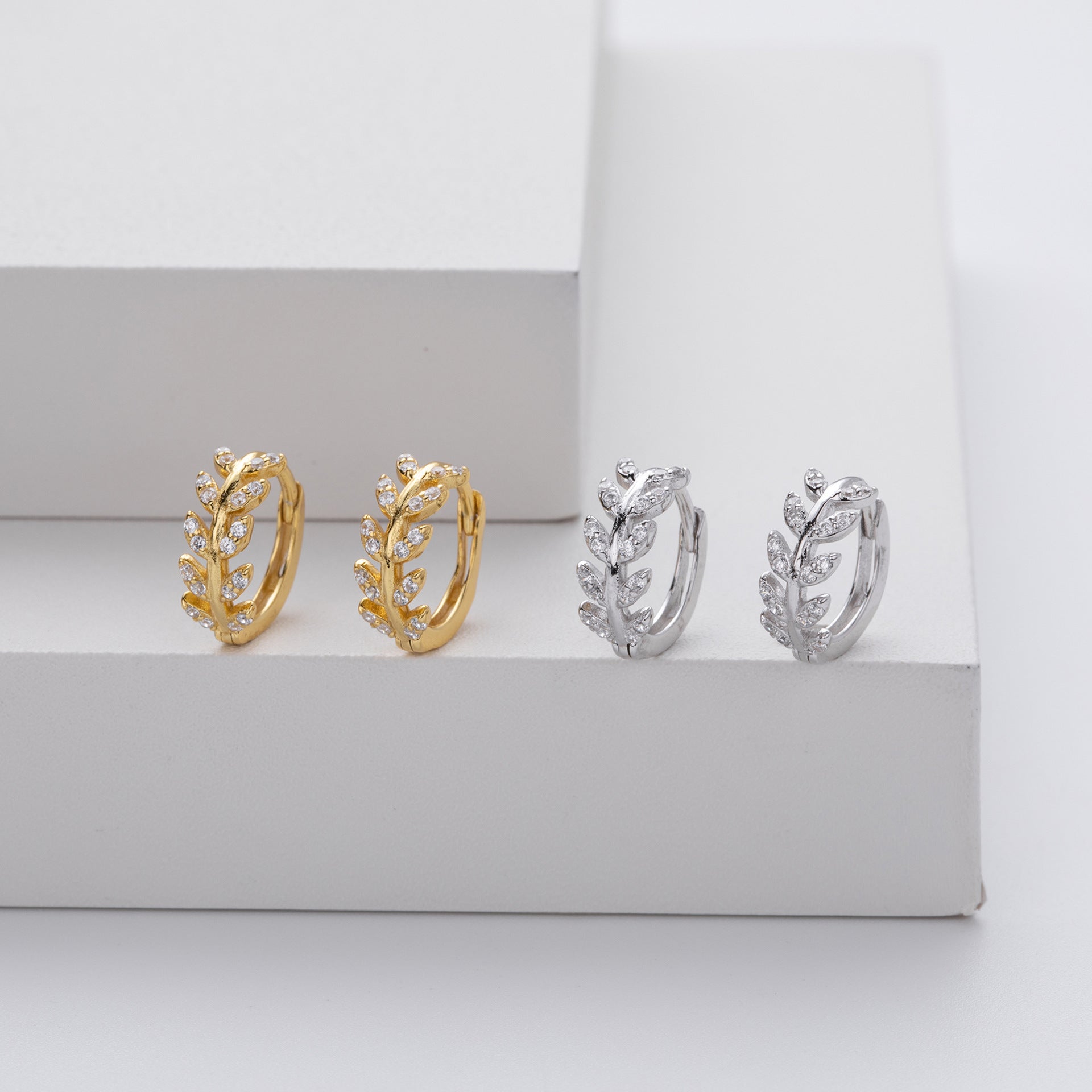 Damen Creolen mit elegantem Blätterdesign aus 925 Sterling Silber und funkelnden Zirkonia Shop Nory