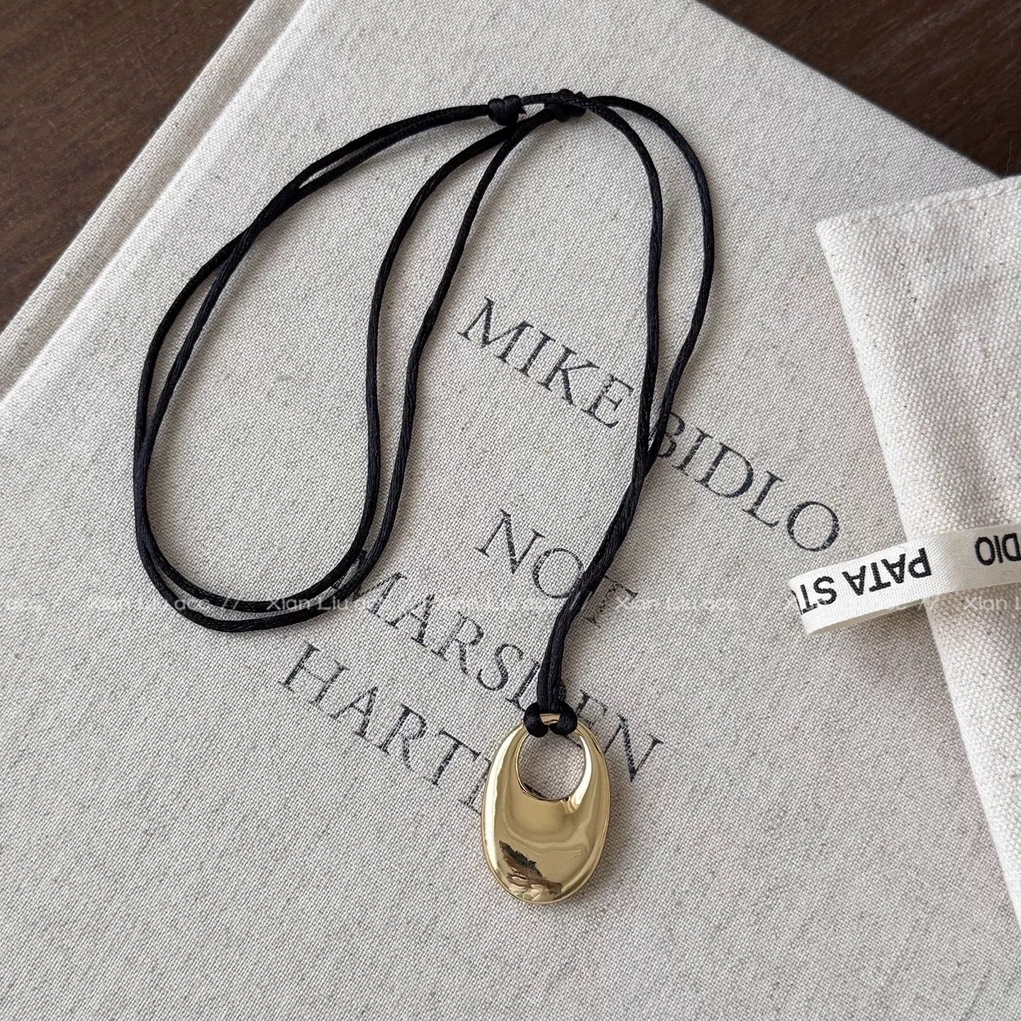 Damen Kette mit elegantem, ovalem Anhänger aus hochwertigem Metall Shop Nory