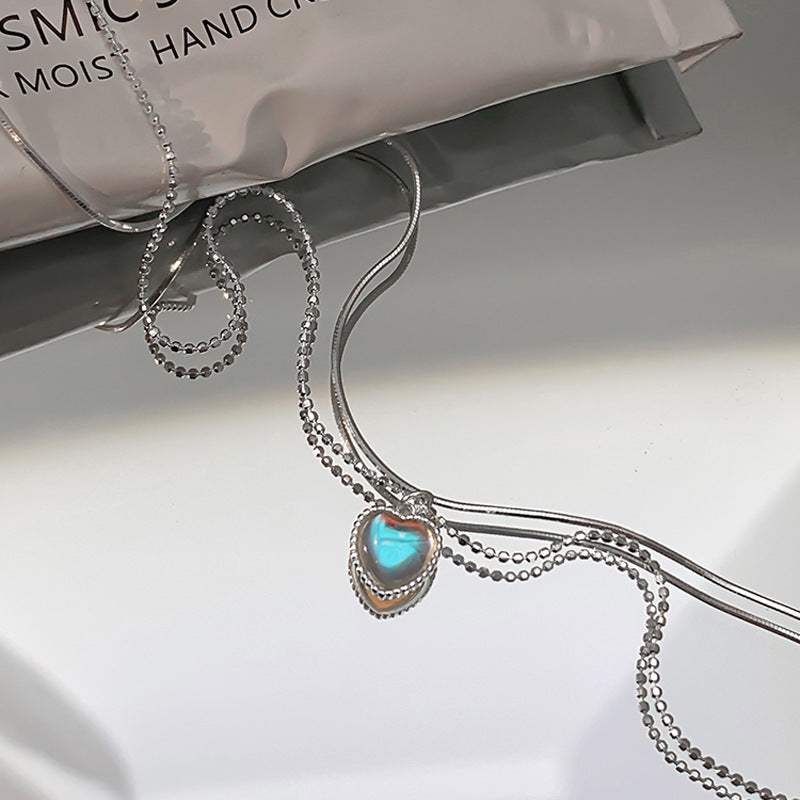 Damen Halskette mit verspieltem Herzanhänger und floralem Detail Shop Nory