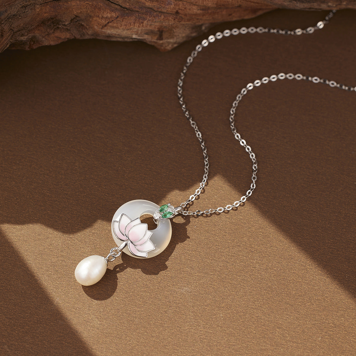 Damen Halskette mit elegantem Lotus-Anhänger und Perle Shop Nory