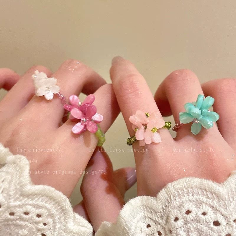 Damen Ring mit zartem floralen Design aus empfindlichen Perlen Shop Nory