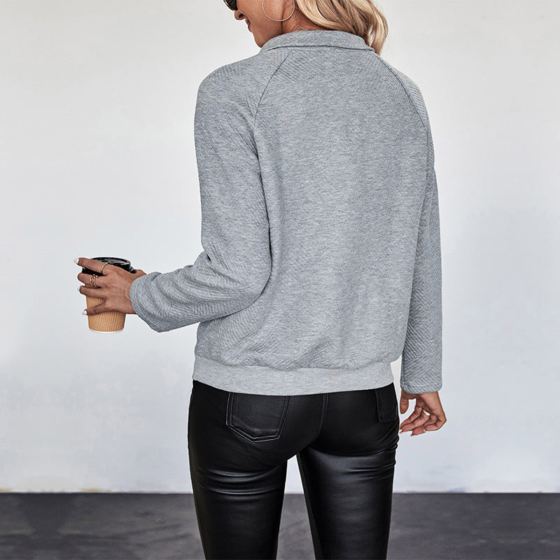 Damen Quilted-Sweatshirt mit Stehkragen, Druckknopfleiste und College-Print Shop Nory