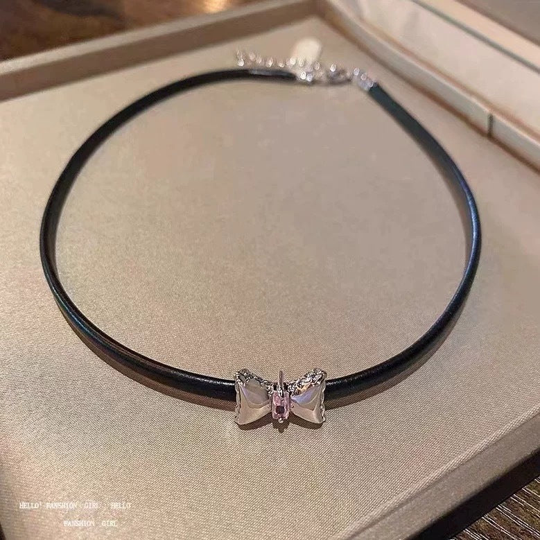 Damen Halsband mit funkelndem Schmetterlingsanhänger und zarter Verarbeitung Shop Nory