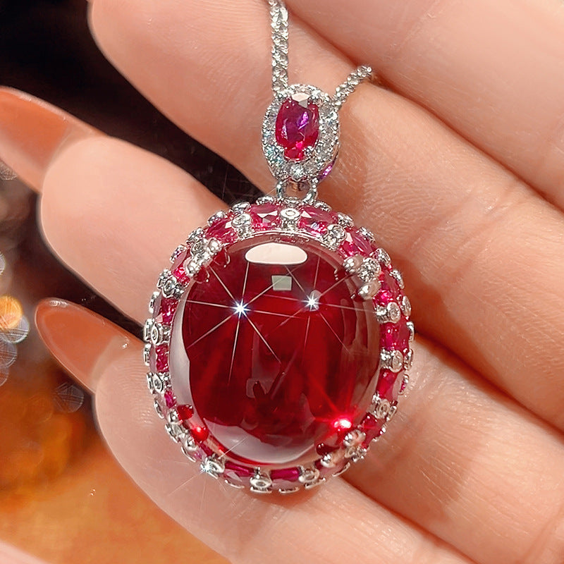 Luxuriöse Cabochon-Topas-Anhänger-Halskette mit Halo-Rubin-Akzenten
