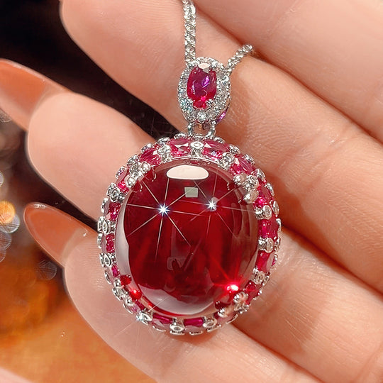 Luxuriöse Cabochon-Topas-Anhänger-Halskette mit Halo-Rubin-Akzenten