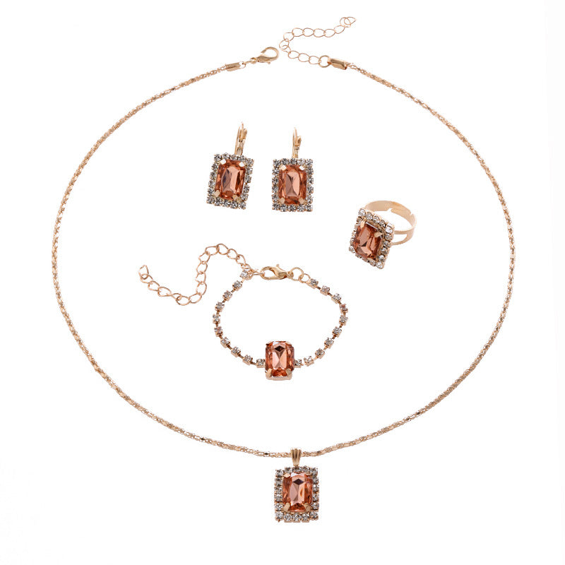 Luxuriöses Kristall-Statement-Schmuckset mit rechteckigem Halo-Anhänger, passenden hängenden Ohrringen, verstellbarem Tennisarmband und Statement-Cocktailring