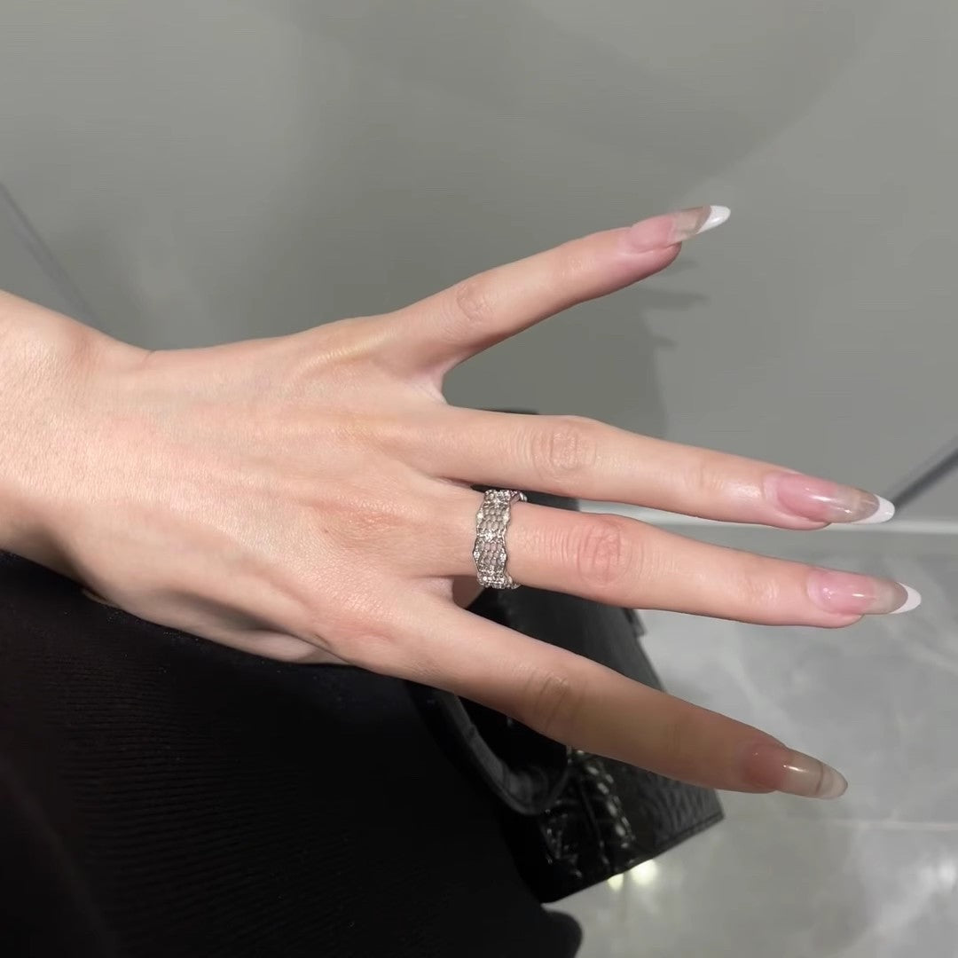 Damenring mit zeitlosem, elegantem Design und funkelnden Kristallen Shop Nory