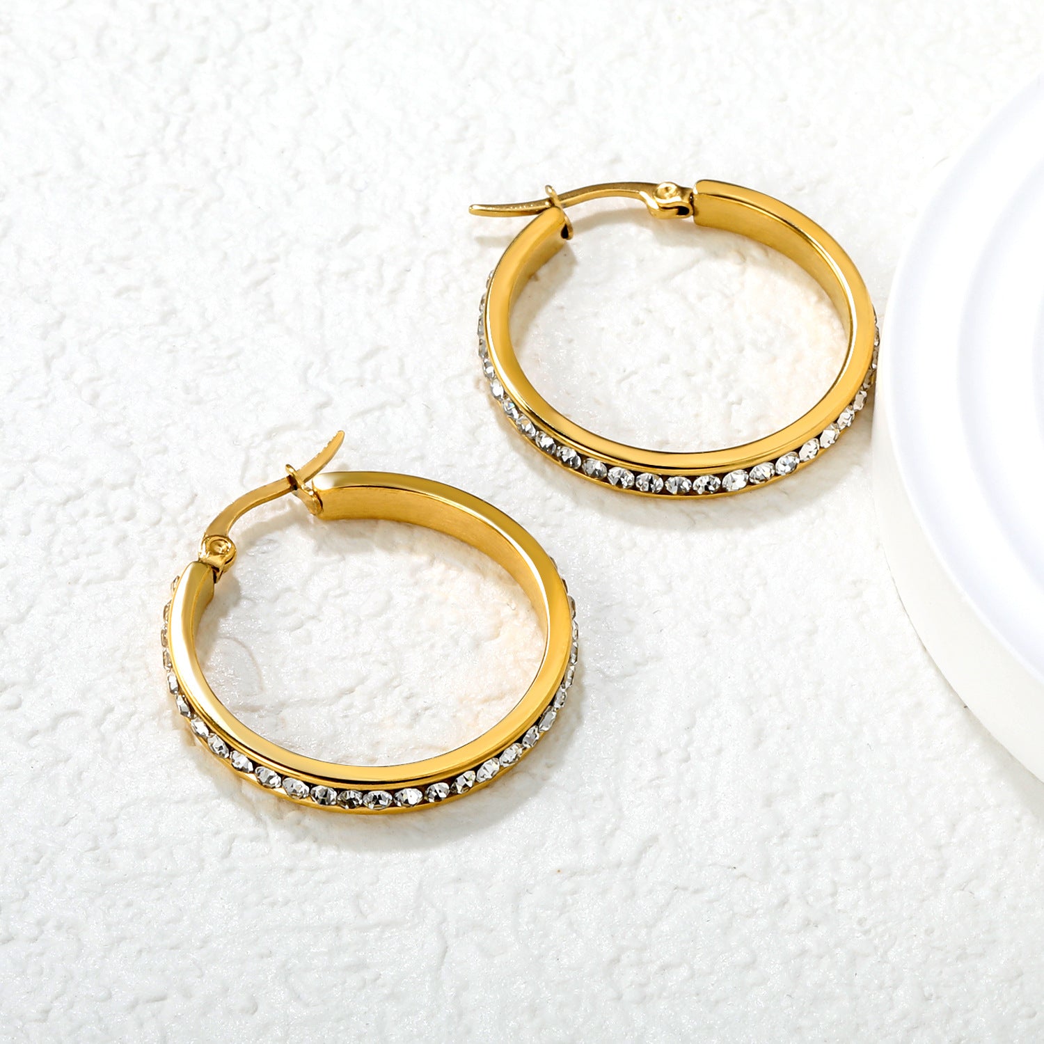 Damen Creolen mit funkelnden Kristallen und hochwertiger Goldbeschichtung Shop Nory