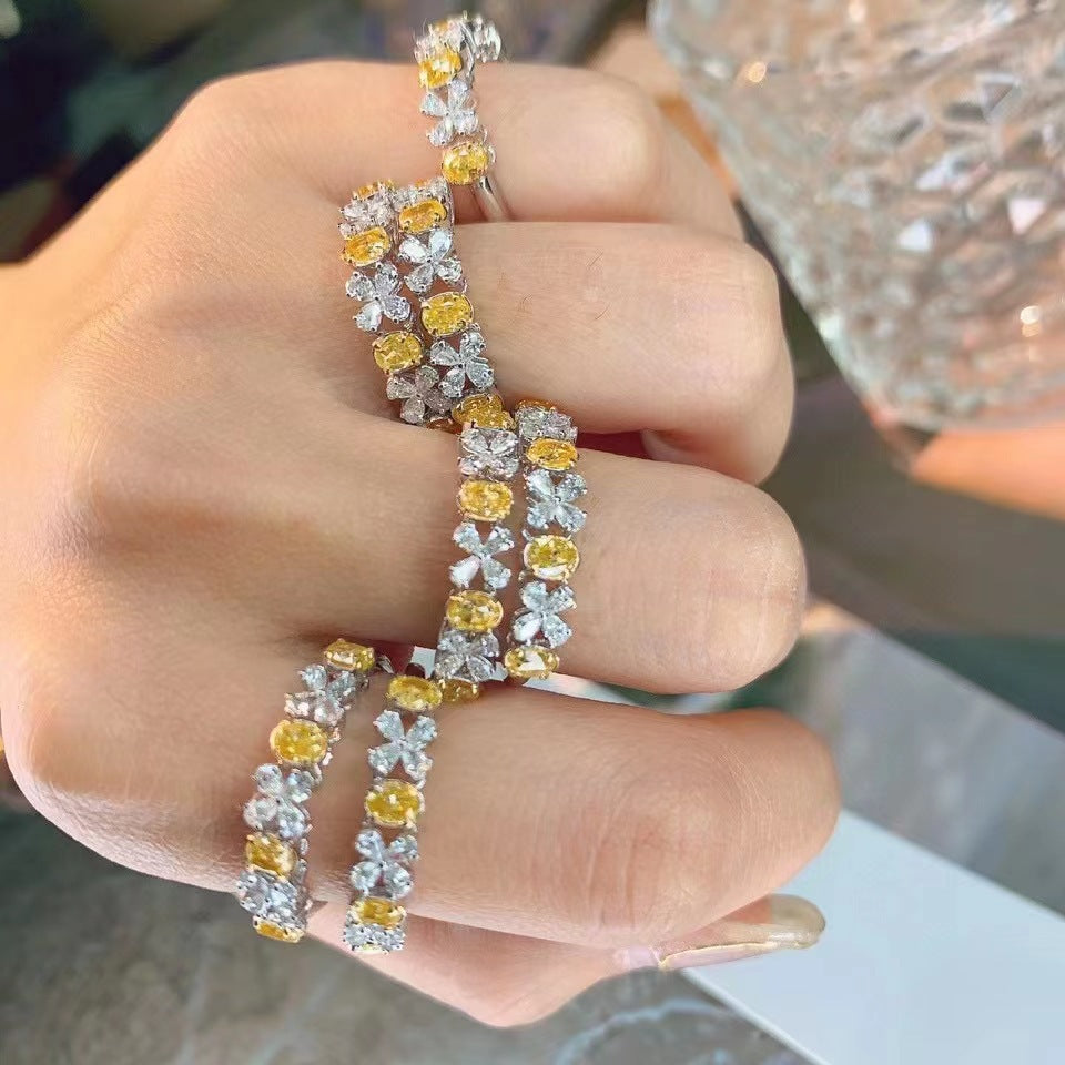 Damenring mit floralem Design und strahlenden Zirkonia-Steinen Shop Nory