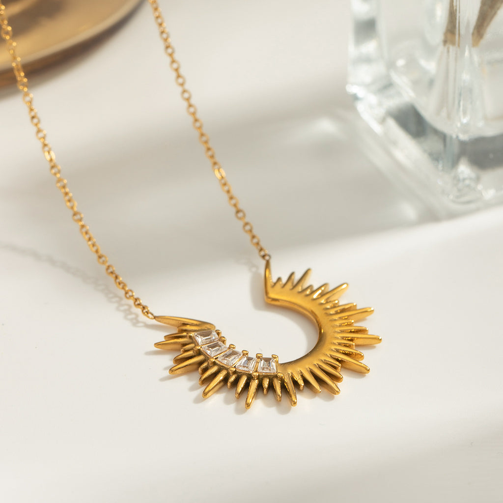 Damen Halskette mit kunstvollem Sonnenmotiv und hypoallergenen Eigenschaften Shop Nory