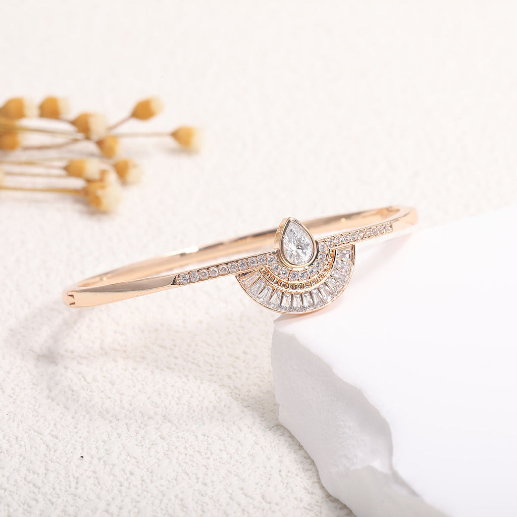 Damen Armreif mit kunstvollem Unendlichkeitssymbol und funkelnden Zirkonia Shop Nory
