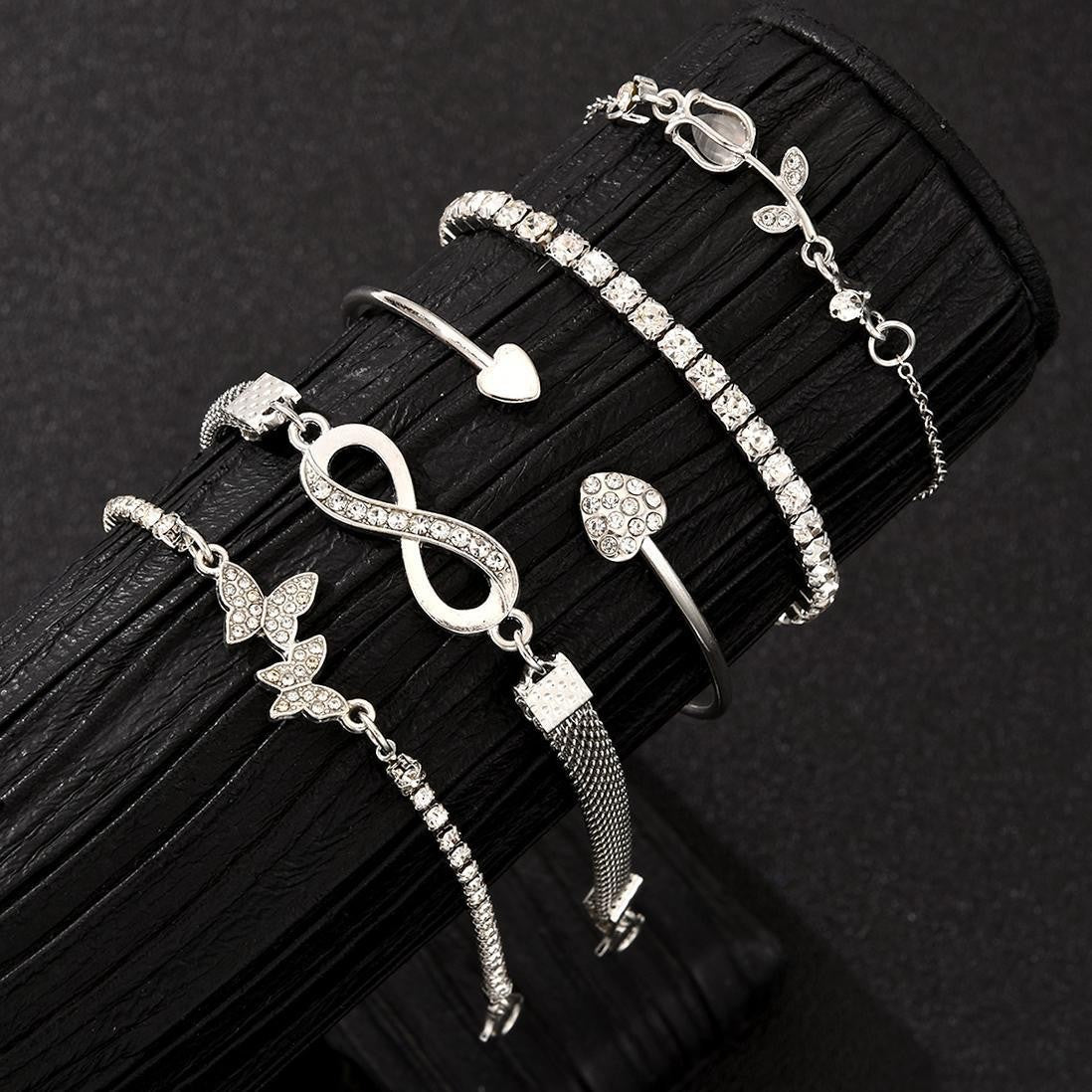 Damen Armband-Set mit funkelnden Zirkonia und modischen Anhängern Shop Nory