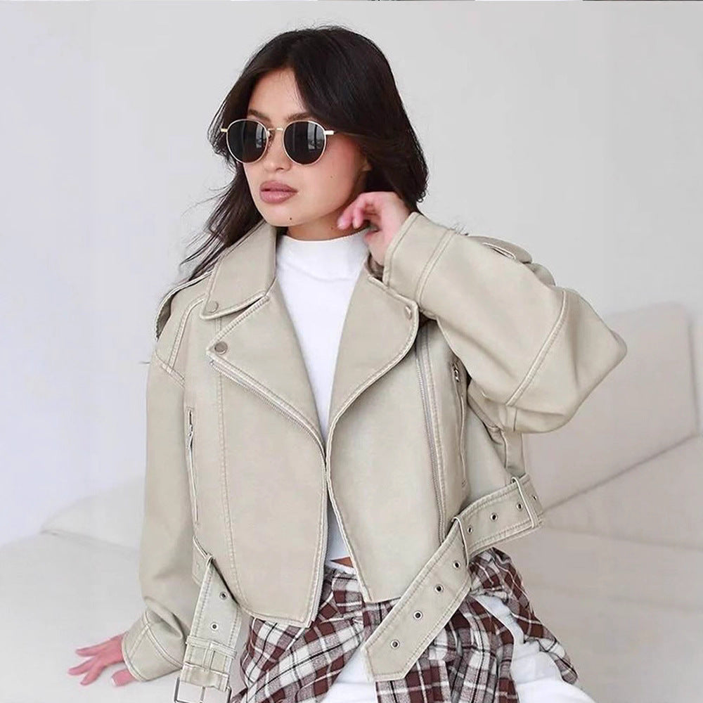 Damen Kurzschnitt Bikerjacke aus veganem Kunstleder mit breitem Taillengürtel und sichtbaren Ziernähten Shop Nory