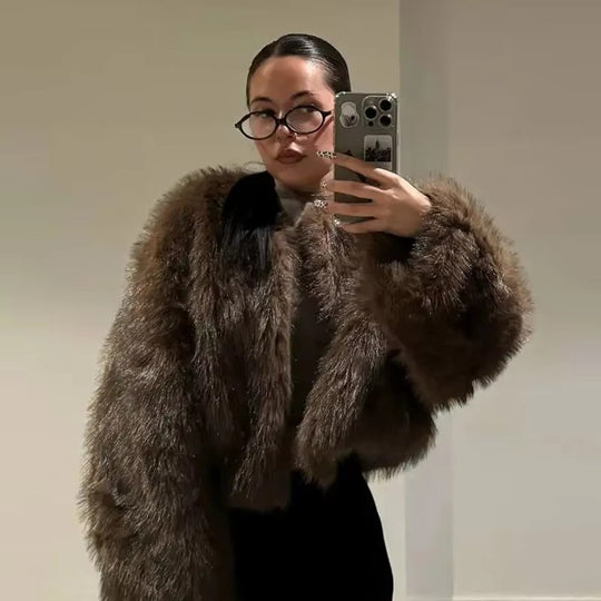 Damen Kurzjacke aus luxuriösem Hochflor‑Faux‑Fur mit kastiger Silhouette und voluminösen Ärmeln Shop Nory