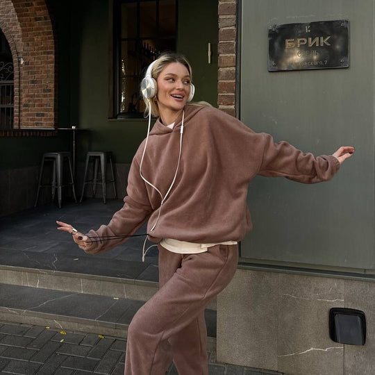 Damen kuscheliges Sweat-Set mit extralangem Kapuzenpullover, verdeckter Kängurutasche und schmal zulaufender Bündchenhose Shop Nory