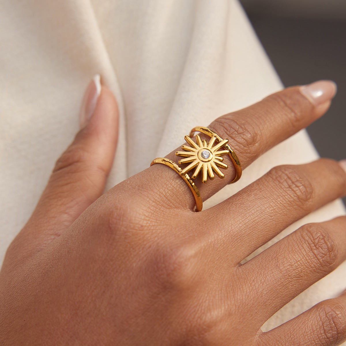 Damen Offener Ring mit strahlendem Sonnenmotiv aus hochwertigem Edelstahl Shop Nory