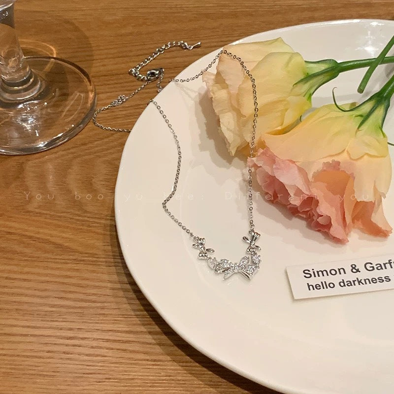 Damen zarte Halskette mit floralem Anhänger und funkelnden Akzenten Shop Nory