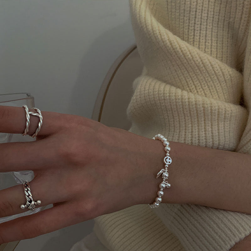 Damen Armreif mit verspieltem Smiley-Anhänger und Perlen Shop Nory