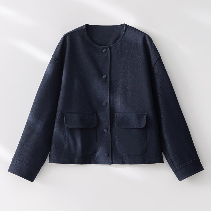 Damen Kurzjacke mit Rundhalsausschnitt, boxy Silhouette und aufgesetzten Pattentaschen Shop Nory