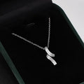Damen Halskette mit elegantem geschwungenem Anhänger und funkelnden Zirkonia Shop Nory