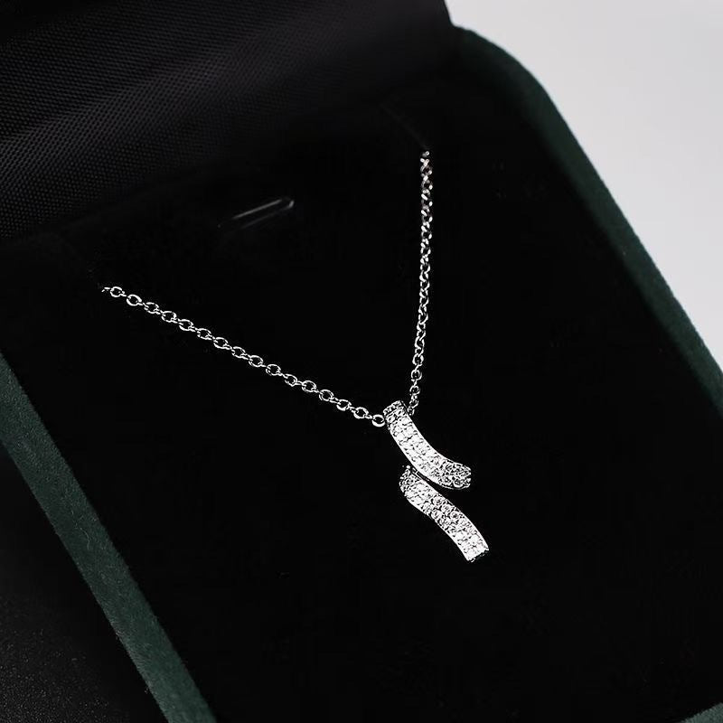 Damen Halskette mit elegantem geschwungenem Anhänger und funkelnden Zirkonia Shop Nory